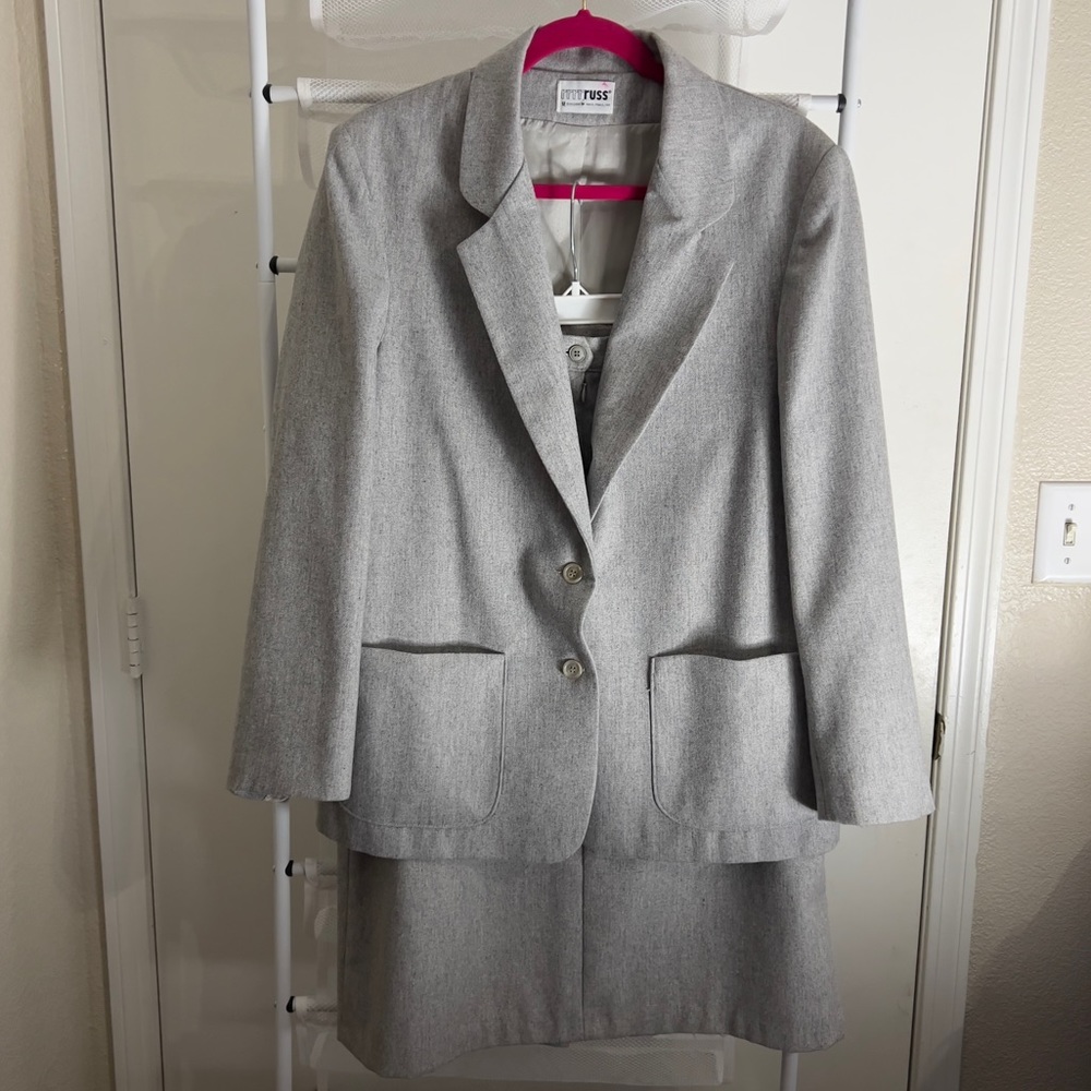 Vintage L/XL rrrrruss 2 piece skirt suit